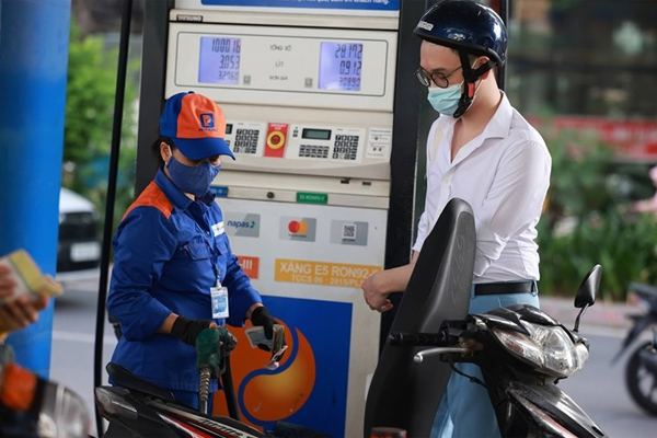 Giá xăng lần thứ ba giảm mạnh, giá dầu giảm 1.650 đồng/lít-1