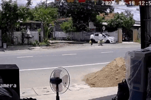 Bé gái thoát nạn khi gạch ốp tường tòa nhà rơi ào ào xuống sân-1