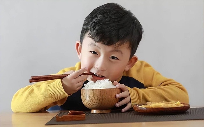 Bé trai 5 tuổi cao thêm 6cm trong nửa năm nhờ 3 việc làm đúng đắn của người mẹ-2