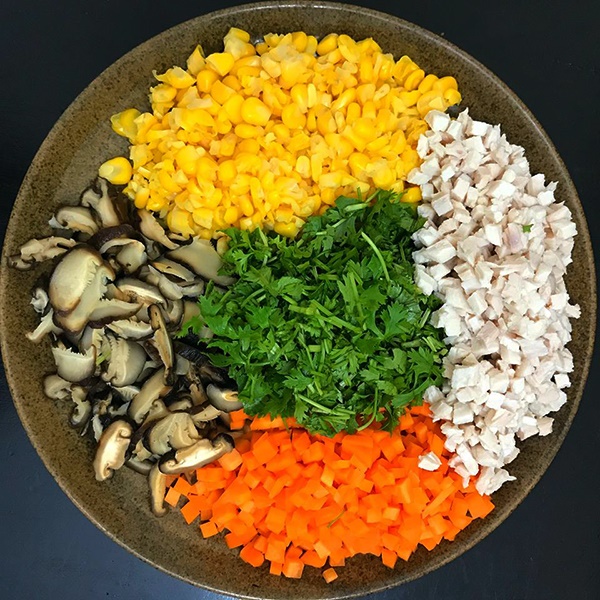 Thời tiết giao mùa, mẹ đảm vào bếp làm ngay món súp gà ngô thơm lừng, bổ dưỡng-1