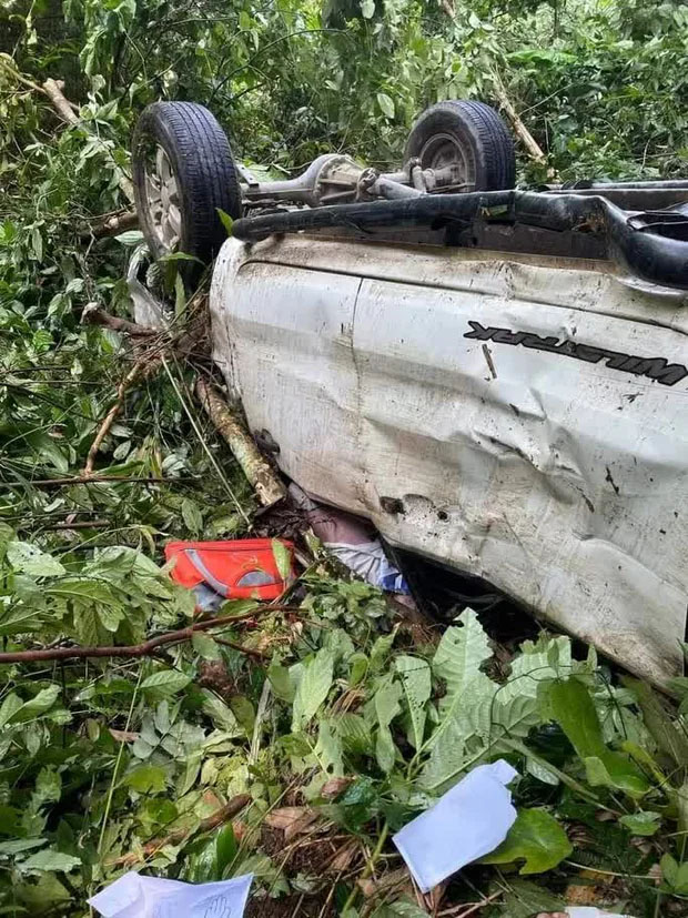 Xe ô tô bán tải lao xuống vực sâu, 3 người thương vong-1