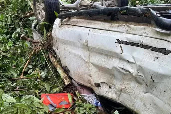 Ô tô mất kiểm soát húc sập tường, ủi hàng loạt loạt xe máy-1