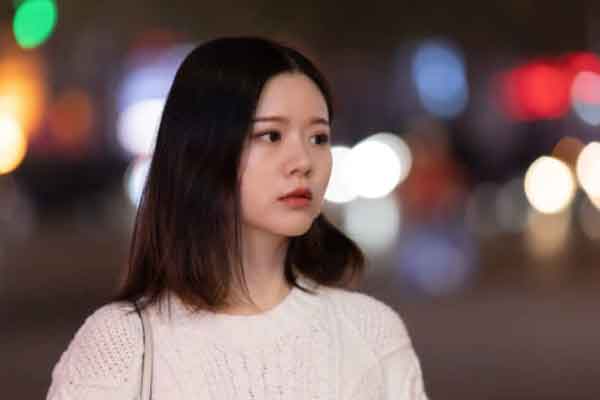 Chồng bảo đi câu cá nhưng tôi lại bắt gặp anh câu cá trên bờ-1