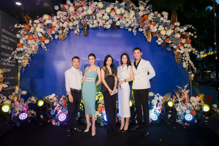 Shark Bình bị soi chiều cao như Cường Đô La khi đứng cạnh bạn gái-2