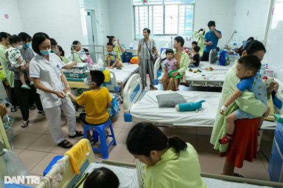 Hà Nội: Trẻ nhập viện tăng gấp 3 lần, mỗi bác sĩ gồng mình chăm 20 bệnh nhi