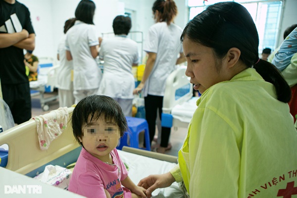 Hà Nội: Trẻ nhập viện tăng gấp 3 lần, mỗi bác sĩ gồng mình chăm 20 bệnh nhi-4