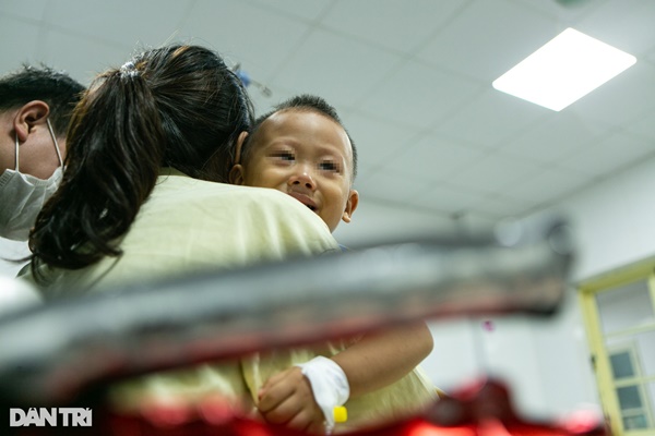 Hà Nội: Trẻ nhập viện tăng gấp 3 lần, mỗi bác sĩ gồng mình chăm 20 bệnh nhi-5