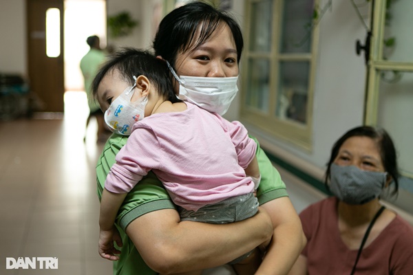 Hà Nội: Trẻ nhập viện tăng gấp 3 lần, mỗi bác sĩ gồng mình chăm 20 bệnh nhi-6