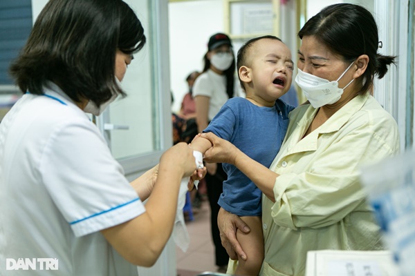 Hà Nội: Trẻ nhập viện tăng gấp 3 lần, mỗi bác sĩ gồng mình chăm 20 bệnh nhi-7