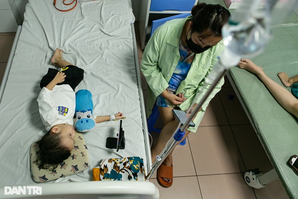 Hà Nội: Trẻ nhập viện tăng gấp 3 lần, mỗi bác sĩ gồng mình chăm 20 bệnh nhi-8