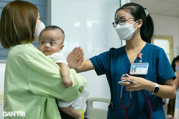Hà Nội: Trẻ nhập viện tăng gấp 3 lần, mỗi bác sĩ gồng mình chăm 20 bệnh nhi-9