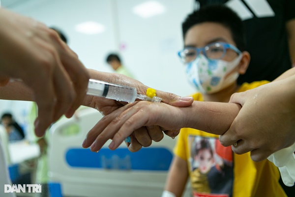 Hà Nội: Trẻ nhập viện tăng gấp 3 lần, mỗi bác sĩ gồng mình chăm 20 bệnh nhi-10