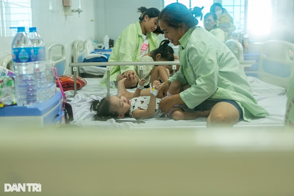 Hà Nội: Trẻ nhập viện tăng gấp 3 lần, mỗi bác sĩ gồng mình chăm 20 bệnh nhi-11