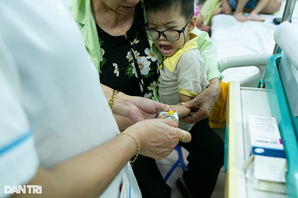 Hà Nội: Trẻ nhập viện tăng gấp 3 lần, mỗi bác sĩ gồng mình chăm 20 bệnh nhi-12