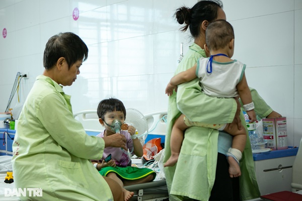 Hà Nội: Trẻ nhập viện tăng gấp 3 lần, mỗi bác sĩ gồng mình chăm 20 bệnh nhi-15