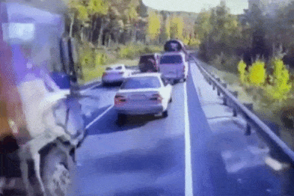 Khoảnh khắc xe tải mất phanh lùa hàng loạt ôtô đi trên đường