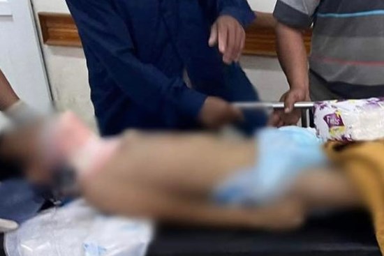 Học sinh lớp 3 nguy kịch vì ngã từ tầng hai trường học xuống đất