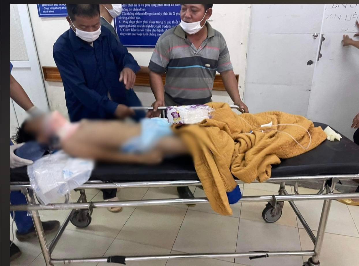 Học sinh lớp 3 nguy kịch vì ngã từ tầng hai trường học xuống đất-1