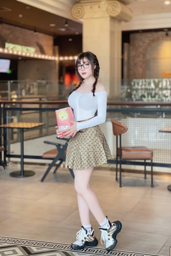 Đi xem phim, Âu Hà My diện đồ như nữ sinh, vòng một gây chú ý-1