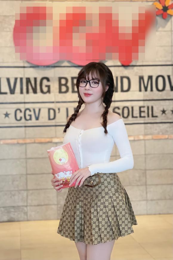 Đi xem phim, Âu Hà My diện đồ như nữ sinh, vòng một gây chú ý-2