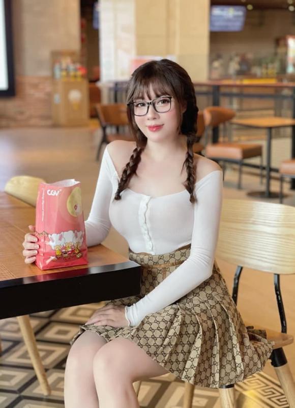 Đi xem phim, Âu Hà My diện đồ như nữ sinh, vòng một gây chú ý-4