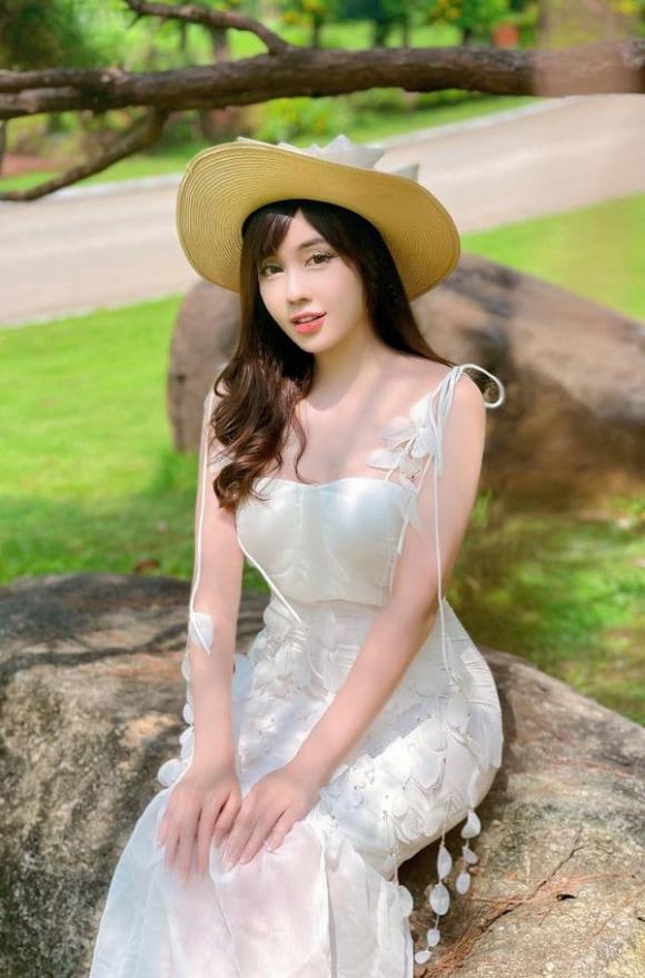 Đi xem phim, Âu Hà My diện đồ như nữ sinh, vòng một gây chú ý-6