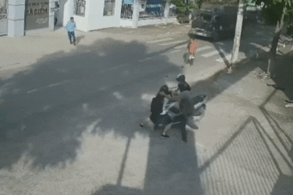 Hai tên cướp táo tợn vật ngã nữ sinh giữa cổng trường học để lấy điện thoại