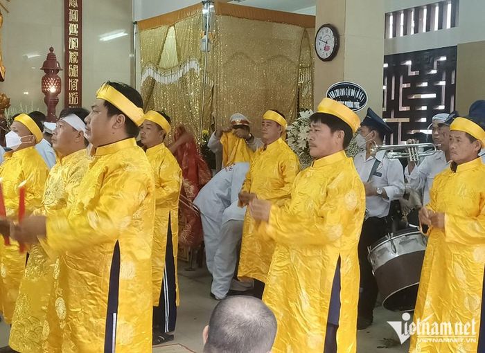 Tang lễ lặng lẽ của ca sĩ Hà Lan Phương-4