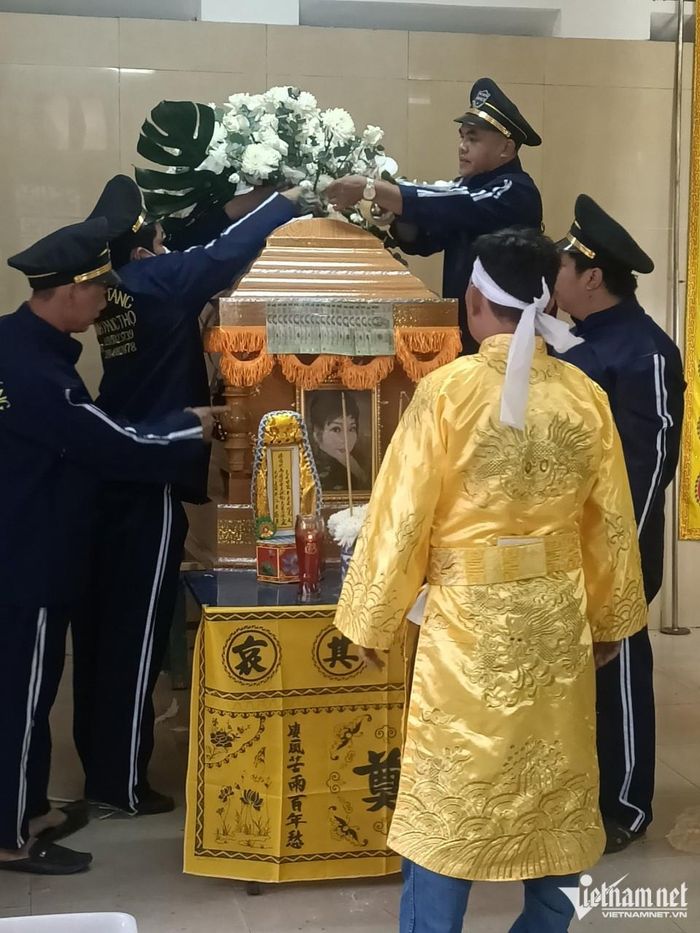 Tang lễ lặng lẽ của ca sĩ Hà Lan Phương-1