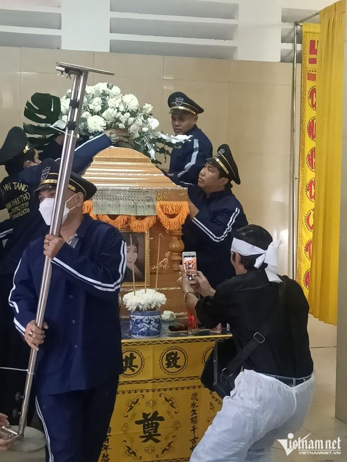 Tang lễ lặng lẽ của ca sĩ Hà Lan Phương-6