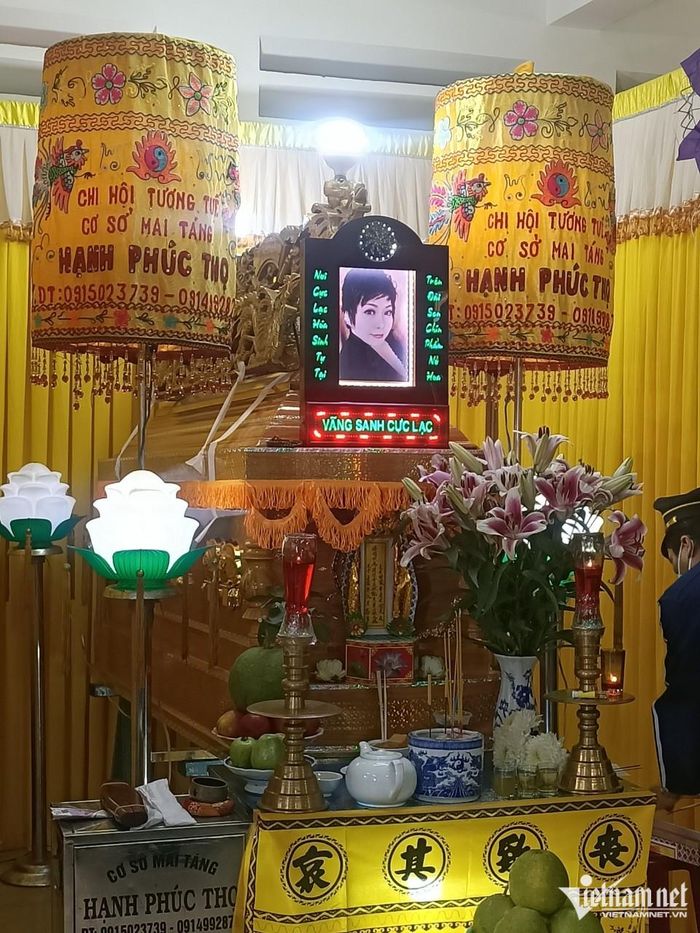 Tang lễ lặng lẽ của ca sĩ Hà Lan Phương-5