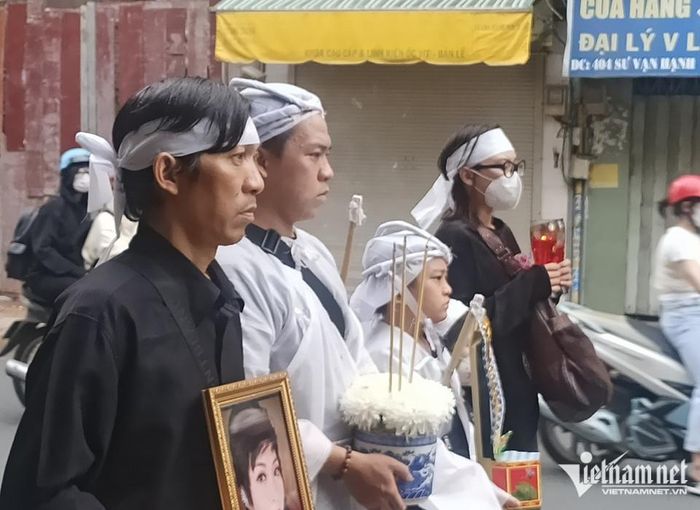 Tang lễ lặng lẽ của ca sĩ Hà Lan Phương-8