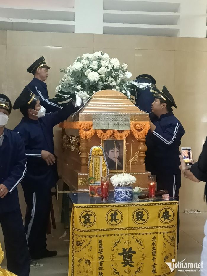 Tang lễ lặng lẽ của ca sĩ Hà Lan Phương-9