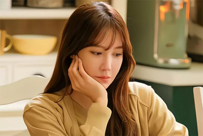 Ly hôn chồng cũ nửa năm, 3 bà chị chồng vẫn thản nhiên mang mẹ chồng cũ ốm đau đến nói tôi chăm bà-1