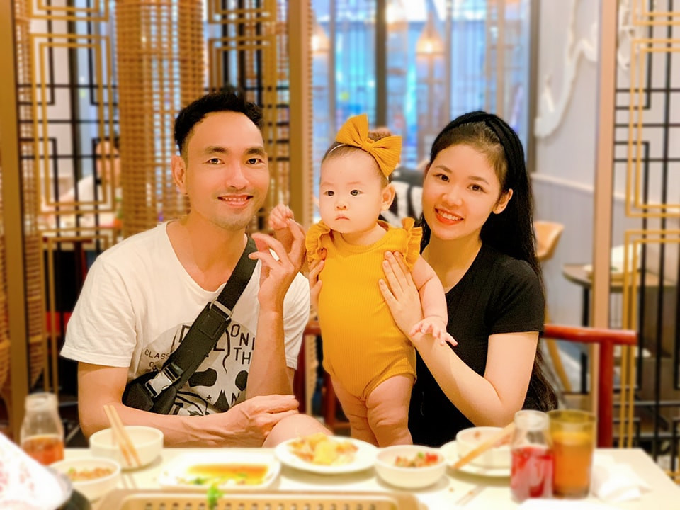 Ông bố quẩy cực sung theo nhóm thể dục công viên, con nhỏ ngơ ngác ngồi xem!-4