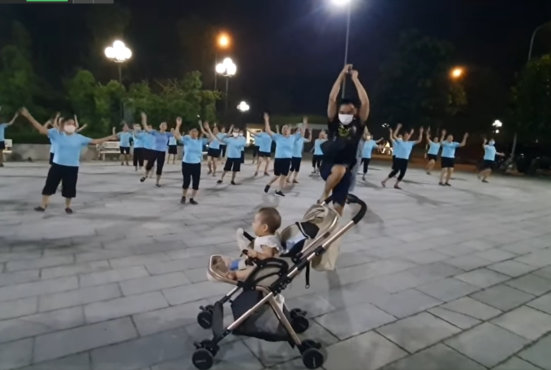 Ông bố quẩy cực sung theo nhóm thể dục công viên, con nhỏ ngơ ngác ngồi xem!-1