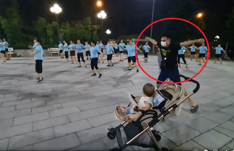 Ông bố quẩy cực sung theo nhóm thể dục công viên, con nhỏ ngơ ngác ngồi xem!-2