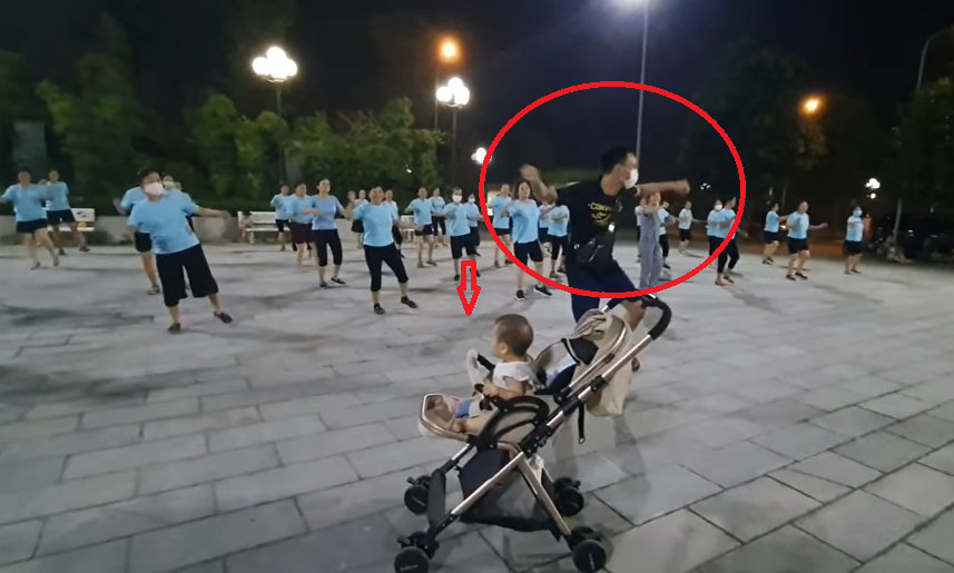 Ông bố quẩy cực sung theo nhóm thể dục công viên, con nhỏ ngơ ngác ngồi xem!-3
