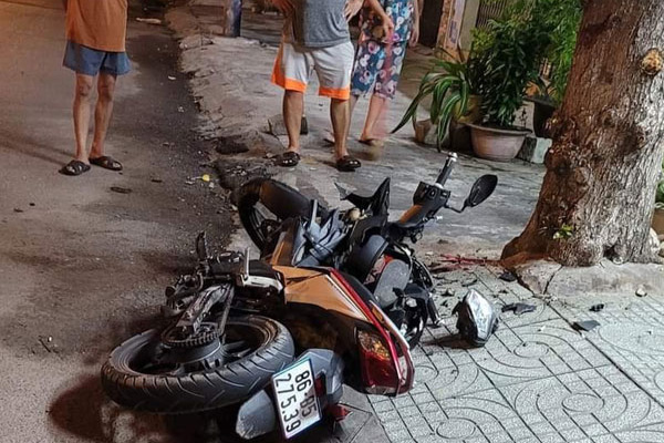 Khởi tố người phụ nữ lăng mạ, cầm dép đánh vào mặt công an-2