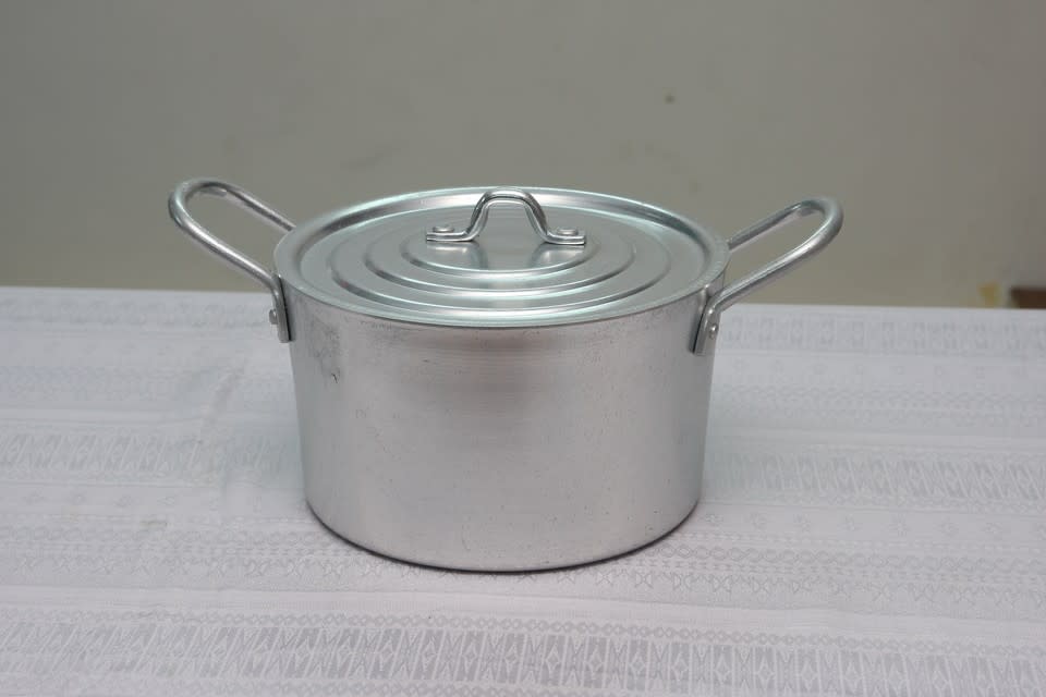 Cách vệ sinh đồ dùng bằng nhôm đơn giản, chỉ một vài thao tác là bề mặt sáng choang như mới-1