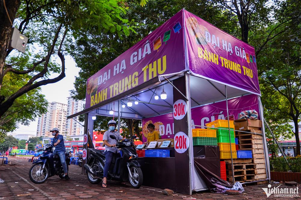 Bánh Trung thu bán tháo giá siêu rẻ khắp vỉa hè Hà Nội-1