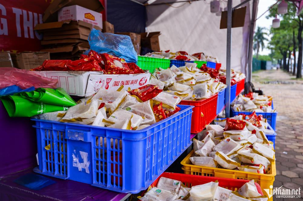 Bánh Trung thu bán tháo giá siêu rẻ khắp vỉa hè Hà Nội-3