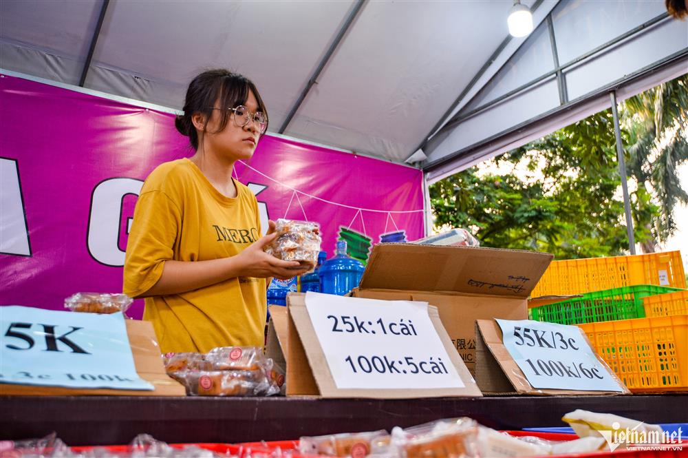Bánh Trung thu bán tháo giá siêu rẻ khắp vỉa hè Hà Nội-6