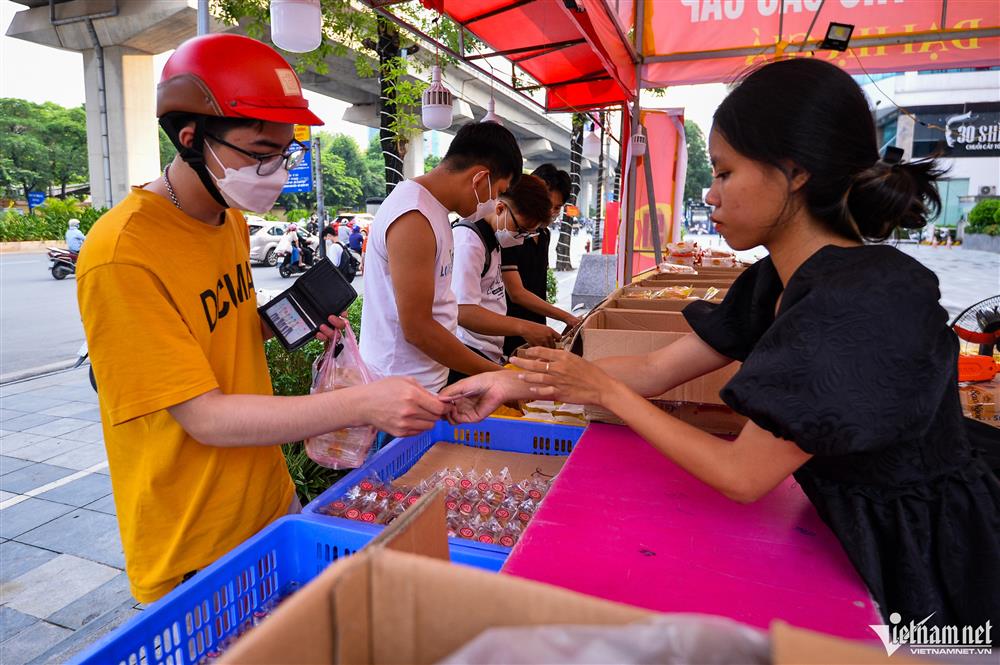 Bánh Trung thu bán tháo giá siêu rẻ khắp vỉa hè Hà Nội-10