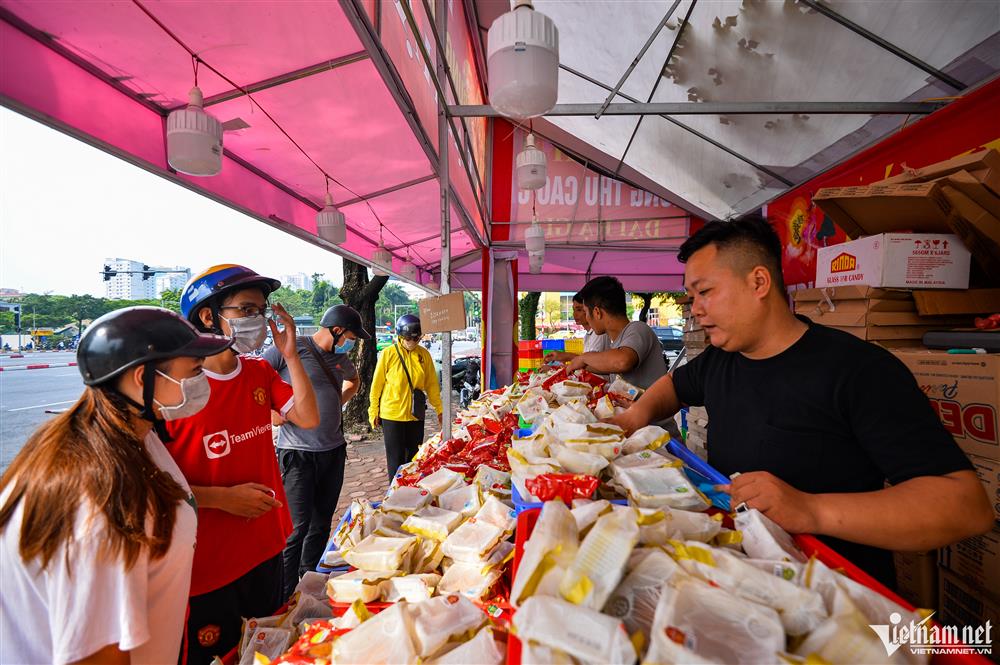 Bánh Trung thu bán tháo giá siêu rẻ khắp vỉa hè Hà Nội-7