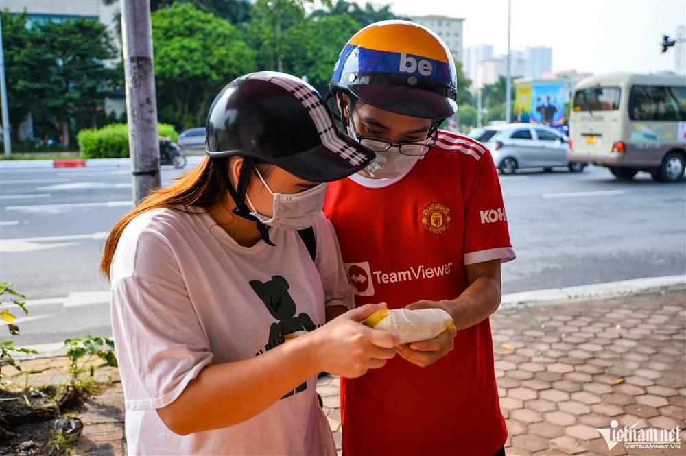 Bánh Trung thu bán tháo giá siêu rẻ khắp vỉa hè Hà Nội-8