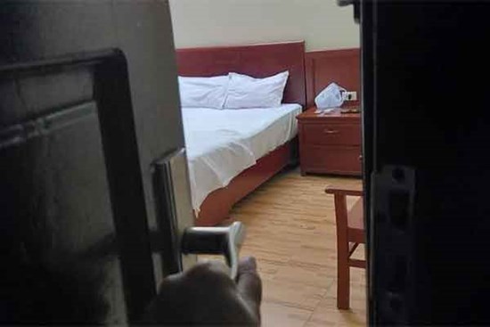 Sự thật trong phòng ngủ tố tội ngoại tình của chồng và osin trẻ, vợ khóc lặng chẳng dám tin