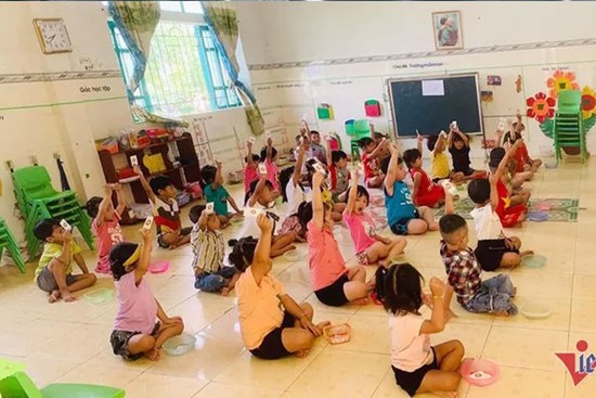 'Mỗi khi thấy tin nhắn hỏi lương của giáo viên hợp đồng, tôi lại chạnh lòng'