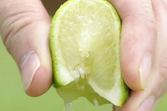 Vắt quả chanh vào nồi cơm trước khi nấu: Mẹo nhỏ ít ai biết mà chất lượng khỏi bàn