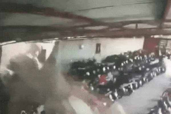 Nam thanh niên ngáo ngơ chặn đường xe ô tô trên cầu Đông Trù khiến cư dân mạng phẫn nộ-1